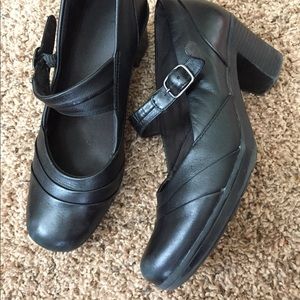 Black Clarks pumps size 8